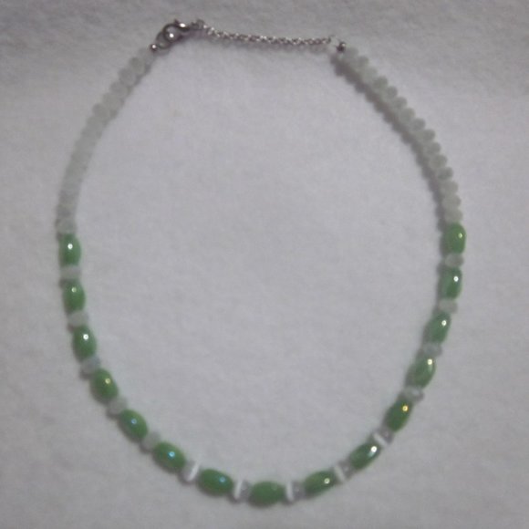 Green & White Cats Eye Necklace. - Picture 1 of 6